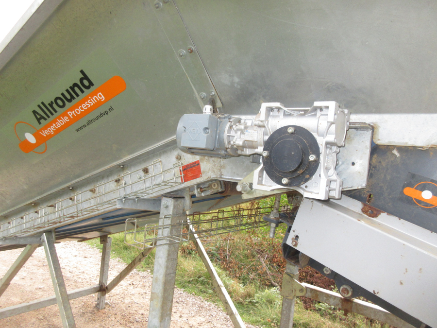 5686 Allround feeding bunker with star cleaning rollers