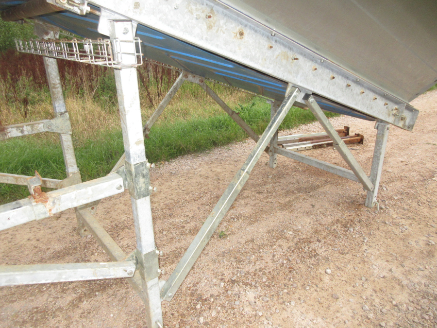 5686 Allround feeding bunker with star cleaning rollers