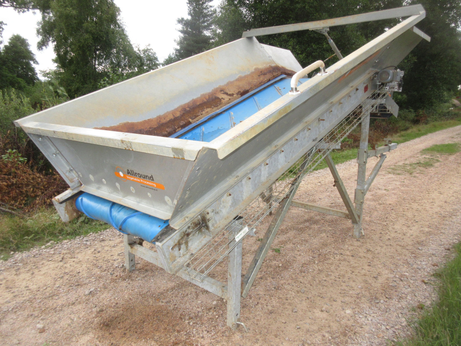 5686 Allround feeding bunker with star cleaning rollers