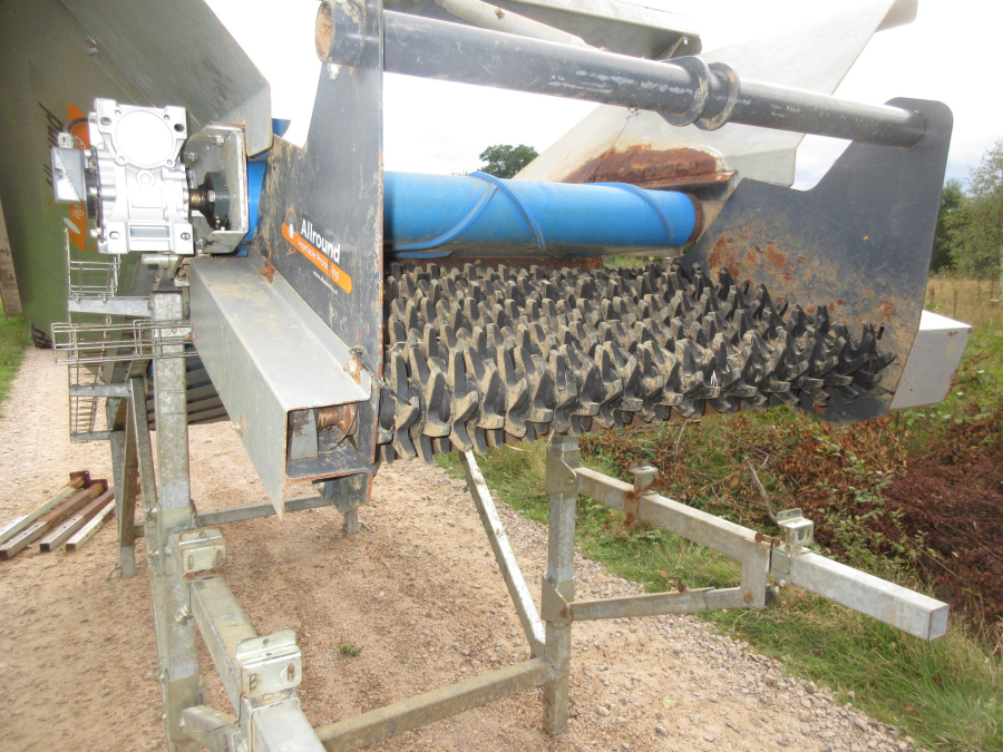 5686 Allround feeding bunker with star cleaning rollers