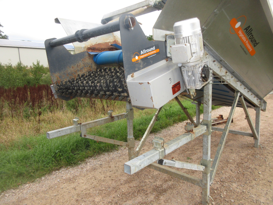 5686 Allround feeding bunker with star cleaning rollers