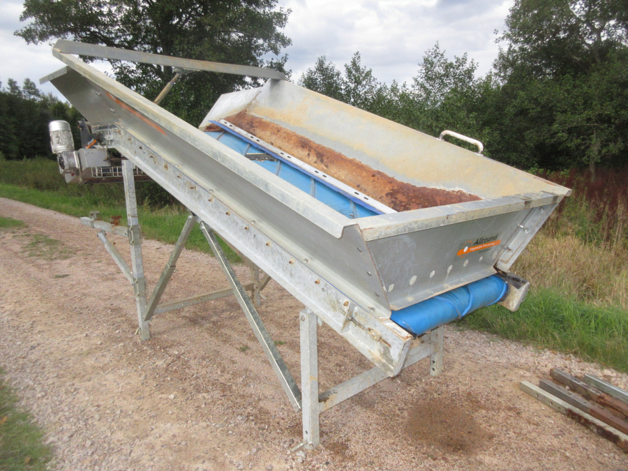 5686 Allround feeding bunker with star cleaning rollers