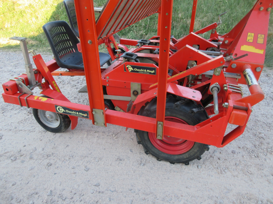 5695 Checchi & Magli Wolf B27 planting machine