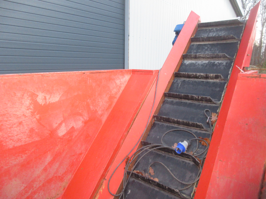 5701 EKKO soaking bunker with outfeed elevator
