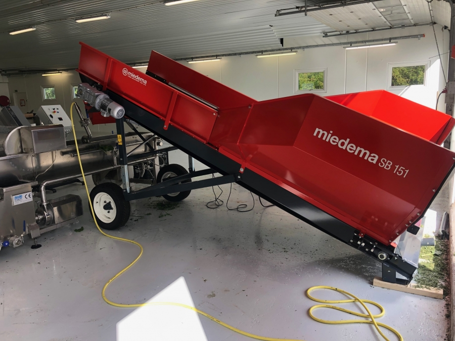 5703 Miedema SB151 receiving hopper