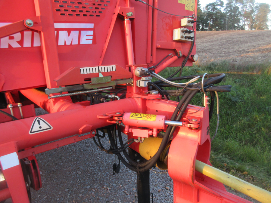 5716 Grimme SE75-20 potato harvester