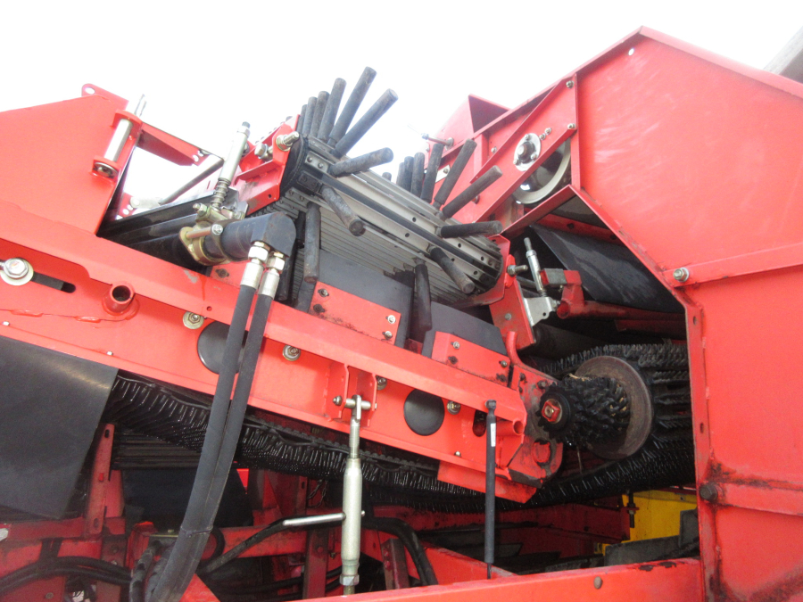 5716 Grimme SE75-20 potato harvester