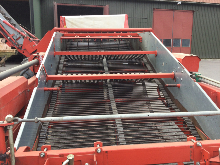 5734 Kverneland Underhaug UN2600 potato harvester