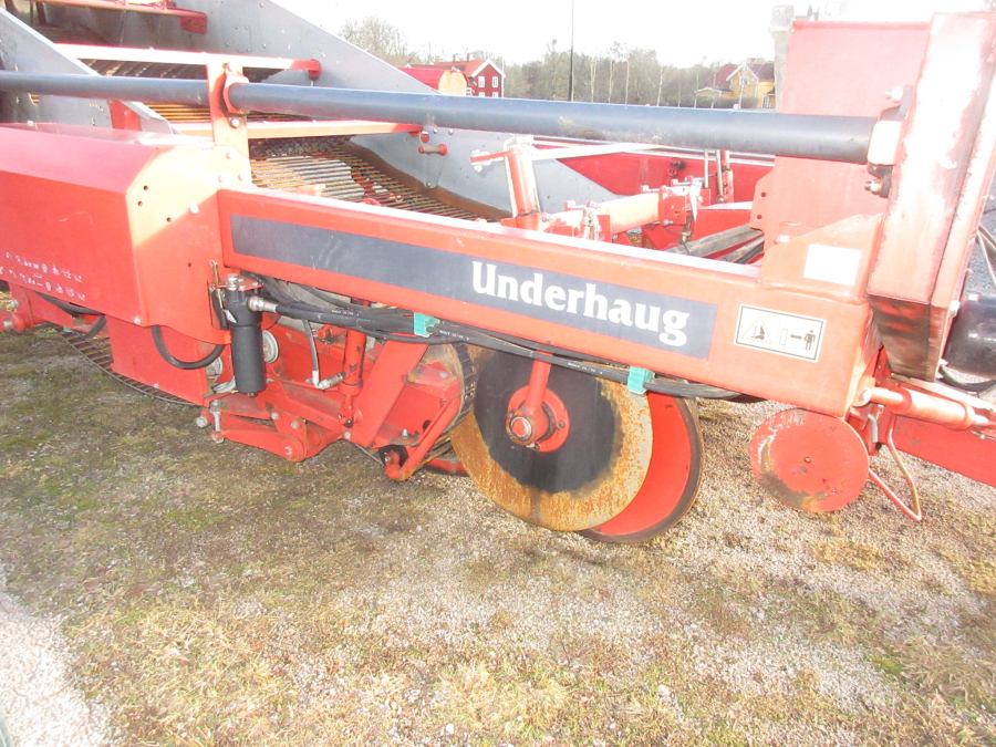 5734 Kverneland Underhaug UN2600 potato harvester