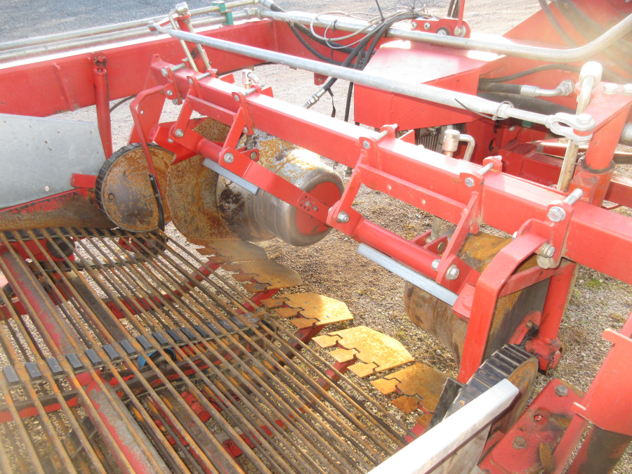 5734 Kverneland Underhaug UN2600 potato harvester