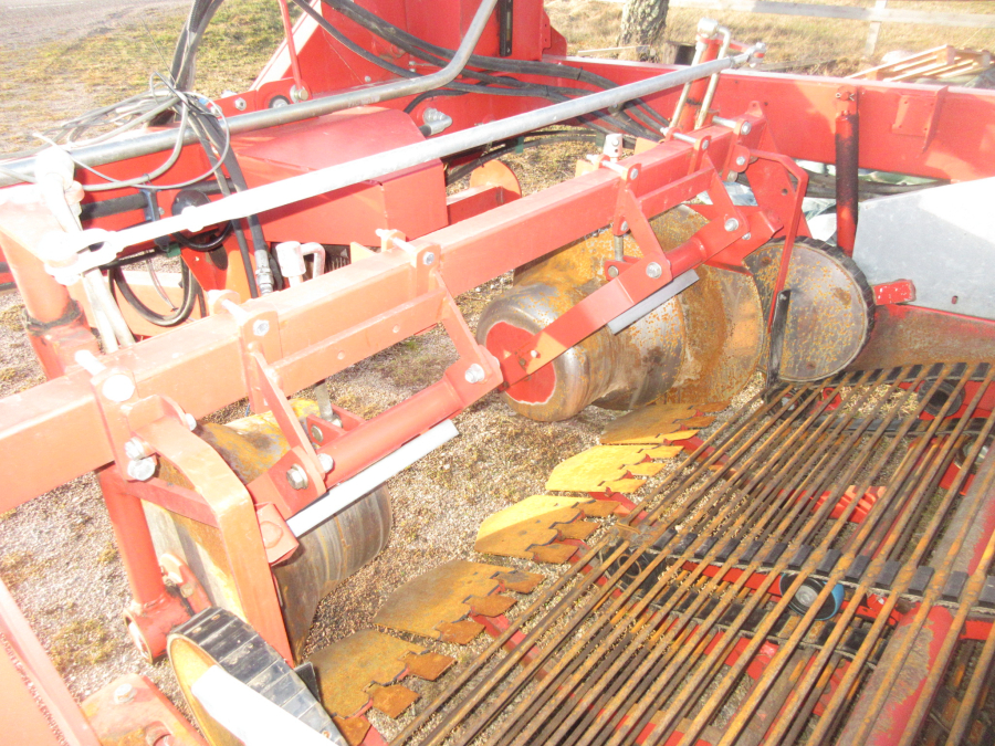 5734 Kverneland Underhaug UN2600 potato harvester
