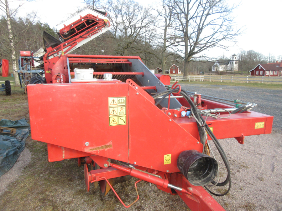 5734 Kverneland Underhaug UN2600 potato harvester