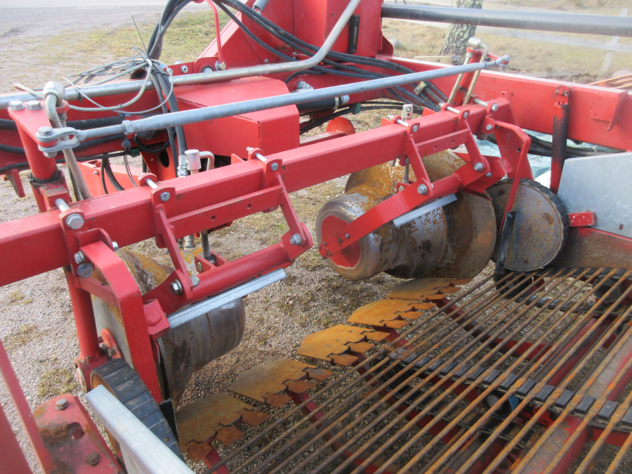 5734 Kverneland Underhaug UN2600 potato harvester