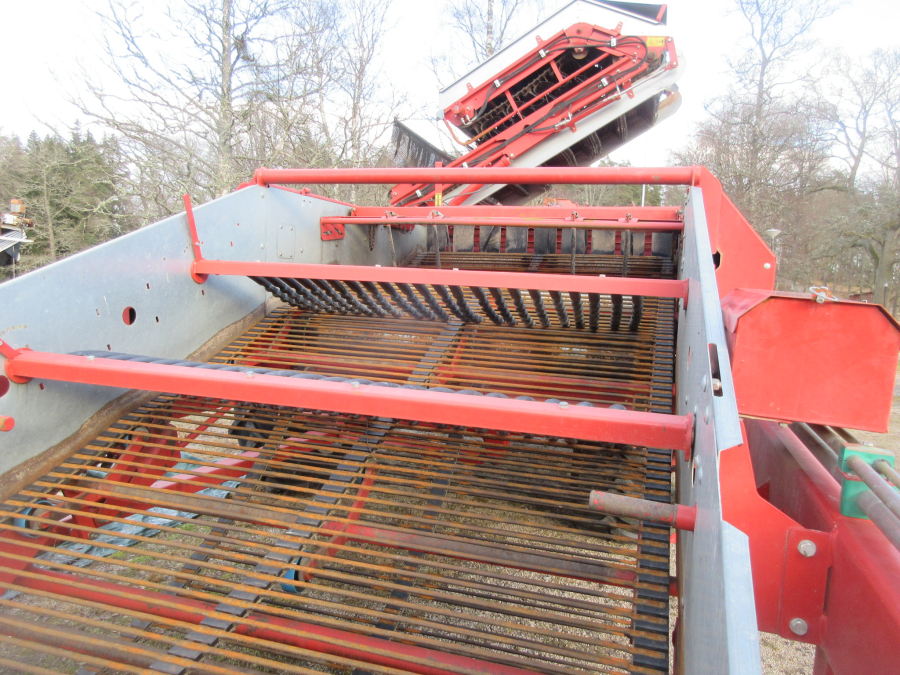 5734 Kverneland Underhaug UN2600 potato harvester
