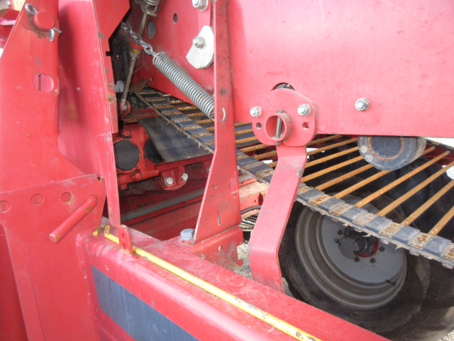 5734 Kverneland Underhaug UN2600 potato harvester