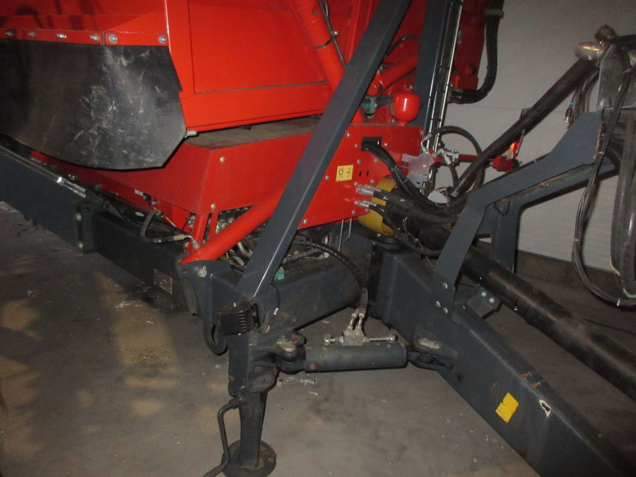 5739 Dewulf GBC carrot harvester 1 row with bunker