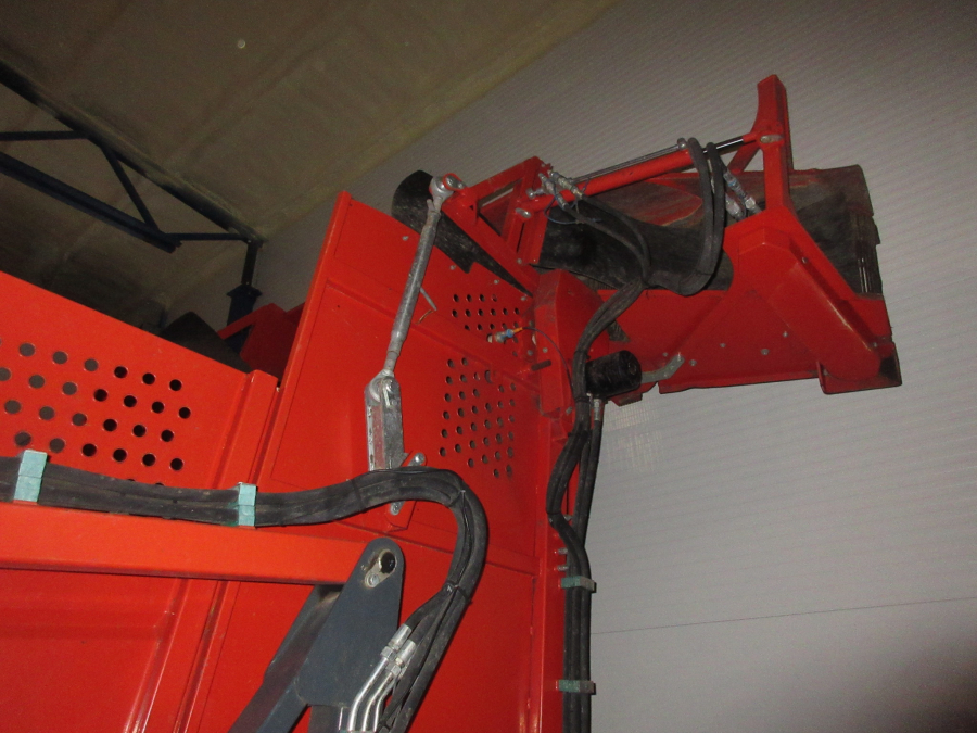 5739 Dewulf GBC carrot harvester 1 row with bunker