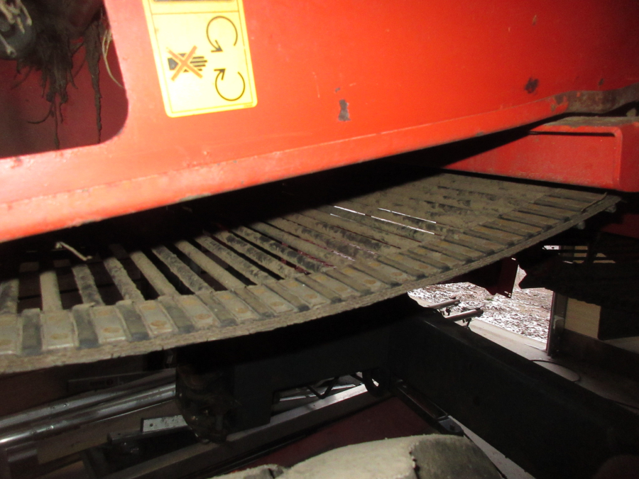 5739 Dewulf GBC carrot harvester 1 row with bunker