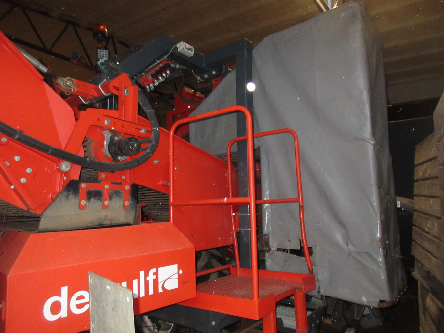 5739 Dewulf GBC carrot harvester 1 row with bunker