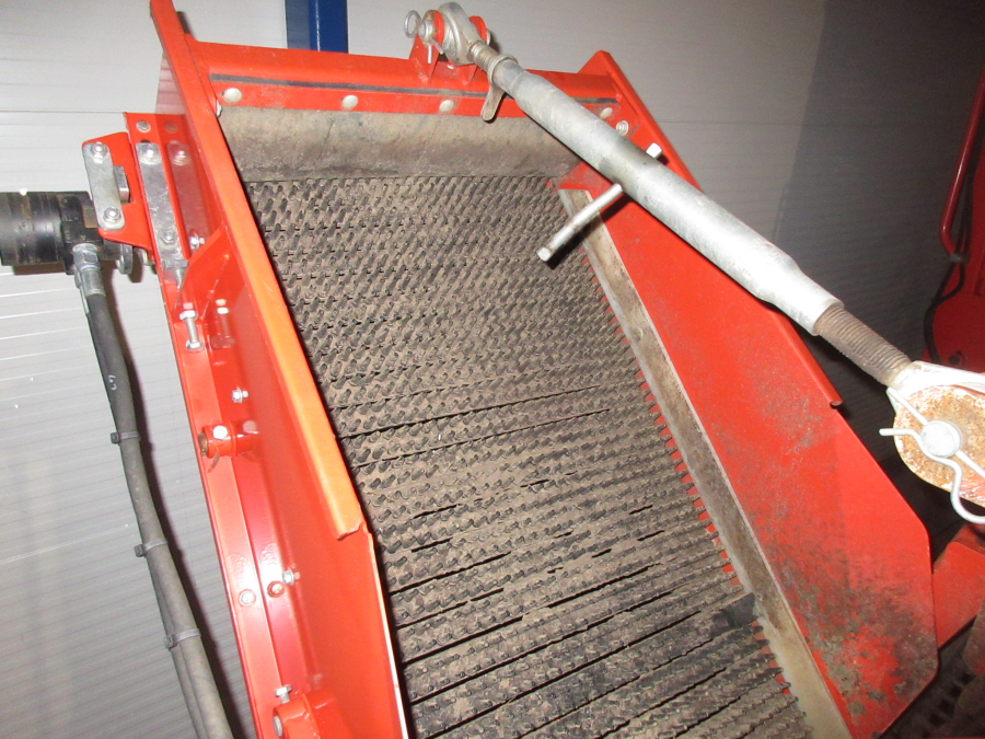 5739 Dewulf GBC carrot harvester 1 row with bunker