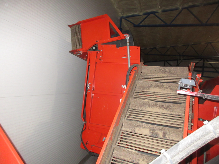 5739 Dewulf GBC carrot harvester 1 row with bunker