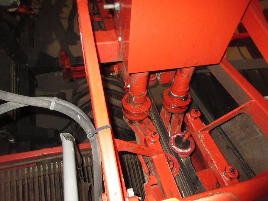 5739 Dewulf GBC carrot harvester 1 row with bunker