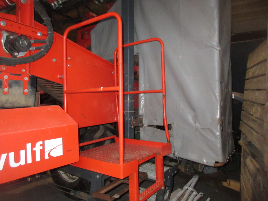 5739 Dewulf GBC carrot harvester 1 row with bunker