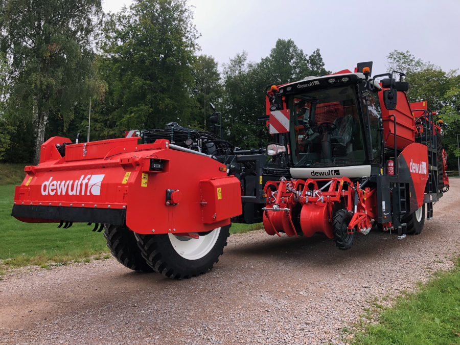5751 Dewulf RA3060 potato harvester
