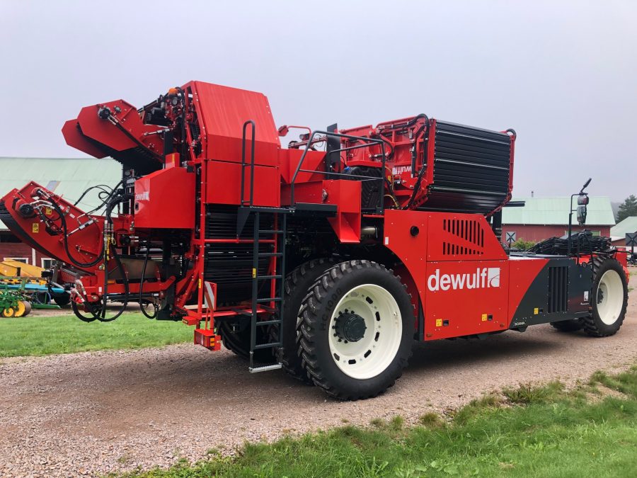5751 Dewulf RA3060 potato harvester