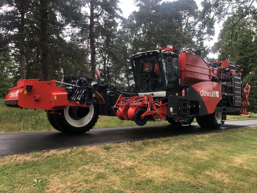 5751 Dewulf RA3060 potato harvester