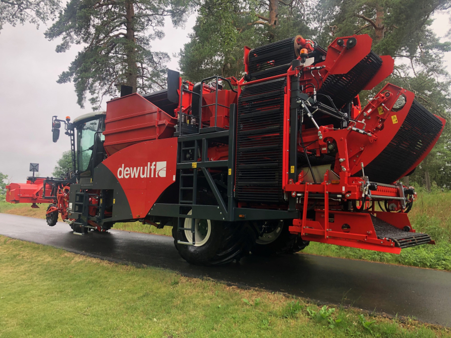 5751 Dewulf RA3060 potato harvester