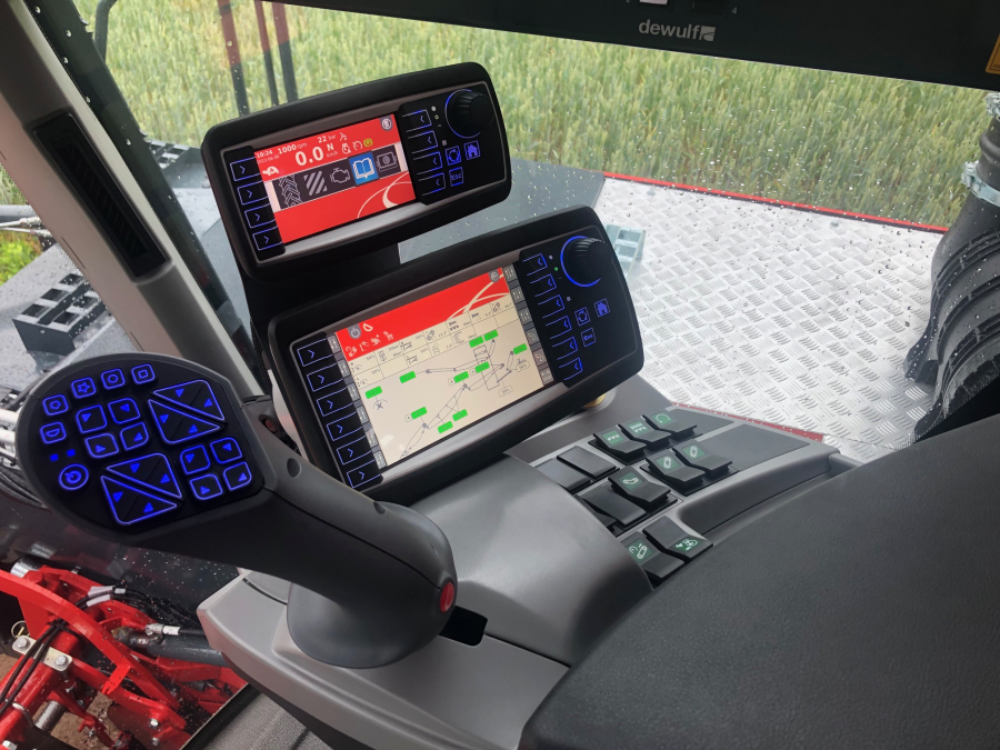 5751 Dewulf RA3060 potato harvester
