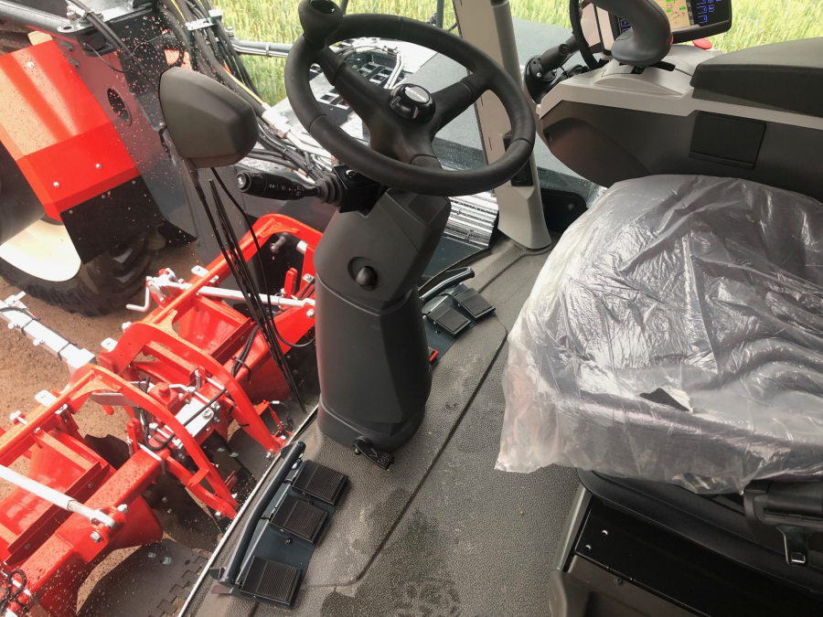 5751 Dewulf RA3060 potato harvester