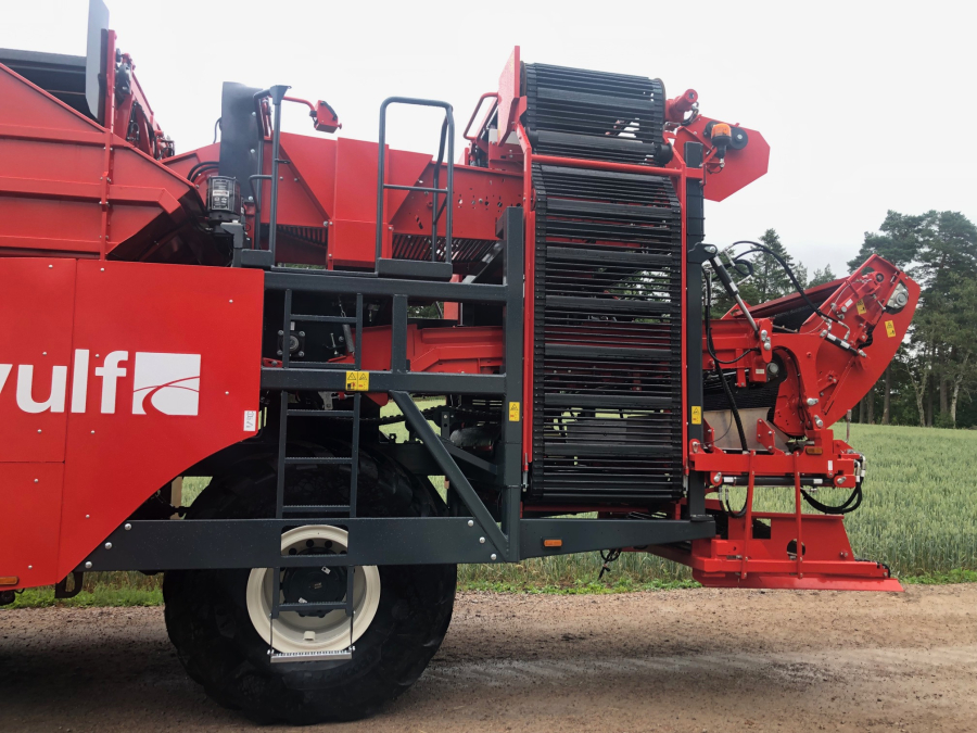 5751 Dewulf RA3060 potato harvester