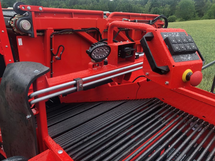 5751 Dewulf RA3060 potato harvester