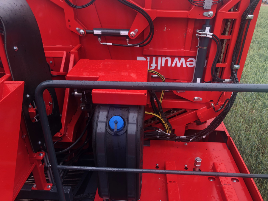 5751 Dewulf RA3060 potato harvester
