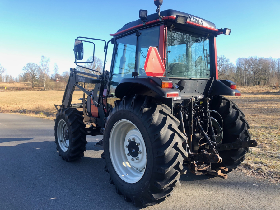 5753 Valtra 600 tractor 4WD with front loader