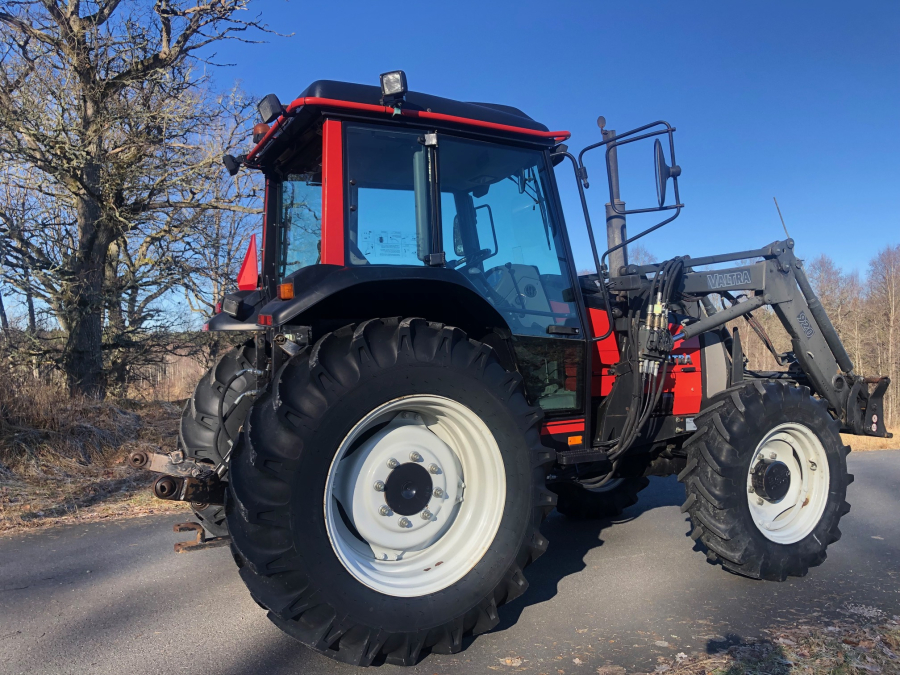 5753 Valtra 600 tractor 4WD with front loader