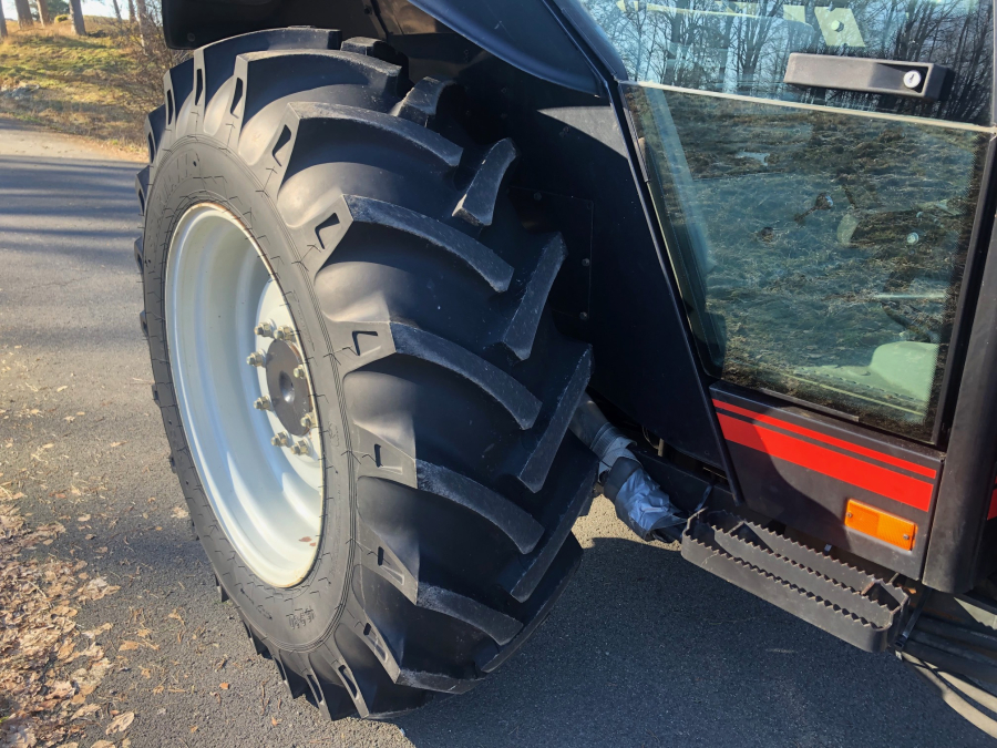 5753 Valtra 600 tractor 4WD with front loader