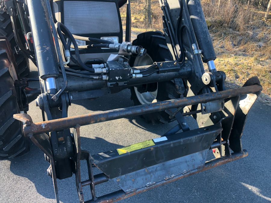 5753 Valtra 600 tractor 4WD with front loader