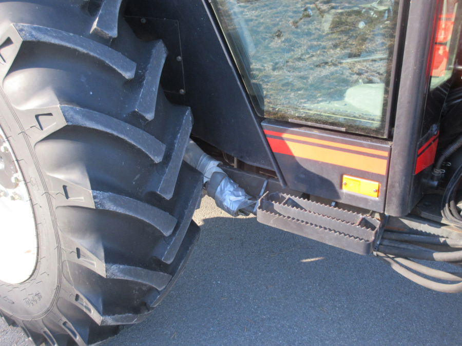 5753 Valtra 600 tractor 4WD with front loader