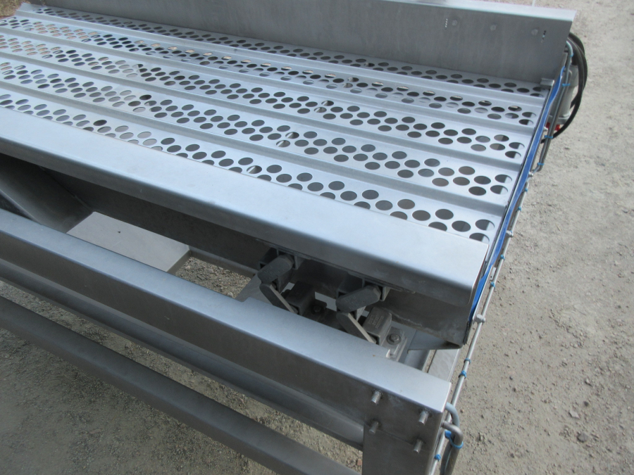 5819 Kronen vibratory feeder table