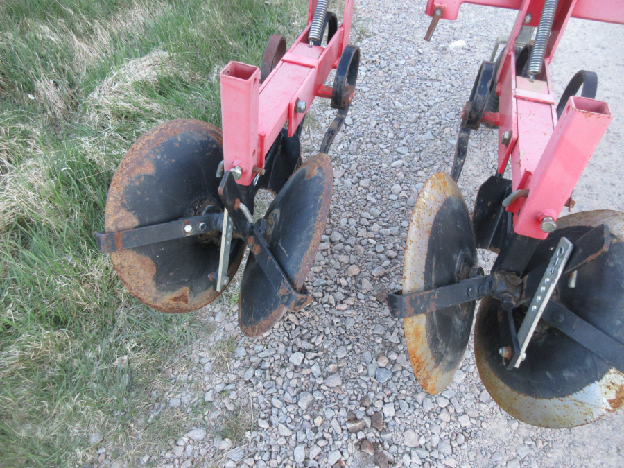 5850 Farmatic disc ridger 4 row