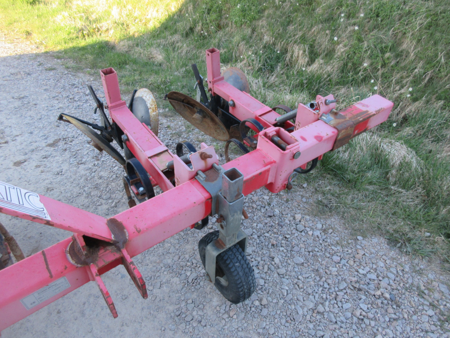 5850 Farmatic disc ridger 4 row