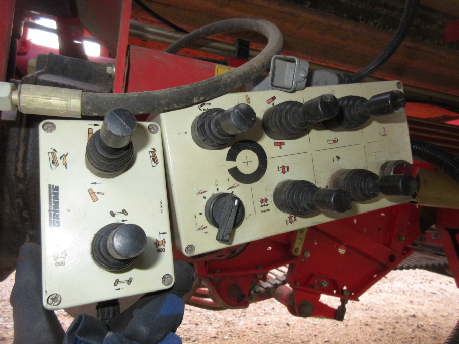 5869 Grimme SE 75-30 potato harvester