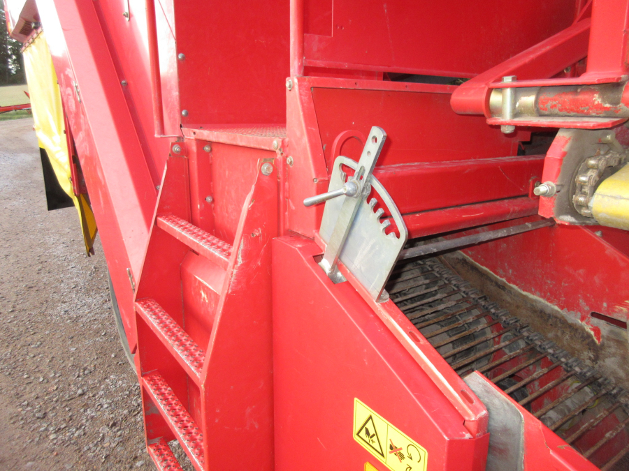 5869 Grimme SE 75-30 potato harvester