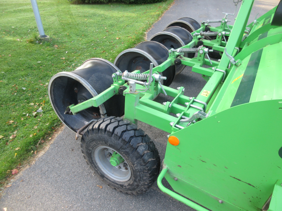 5877 AVR Rafale haulm topper with low press tires