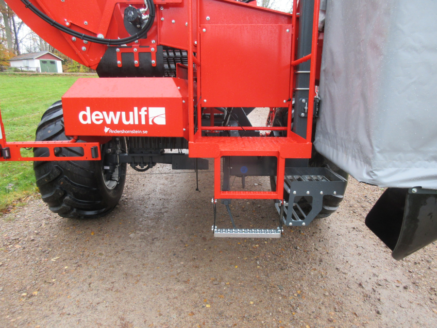 5896 Dewulf GBC carrot harvester with bunker