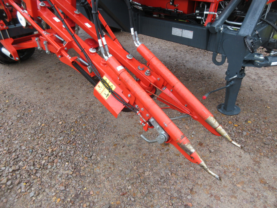 5896 Dewulf GBC carrot harvester with bunker