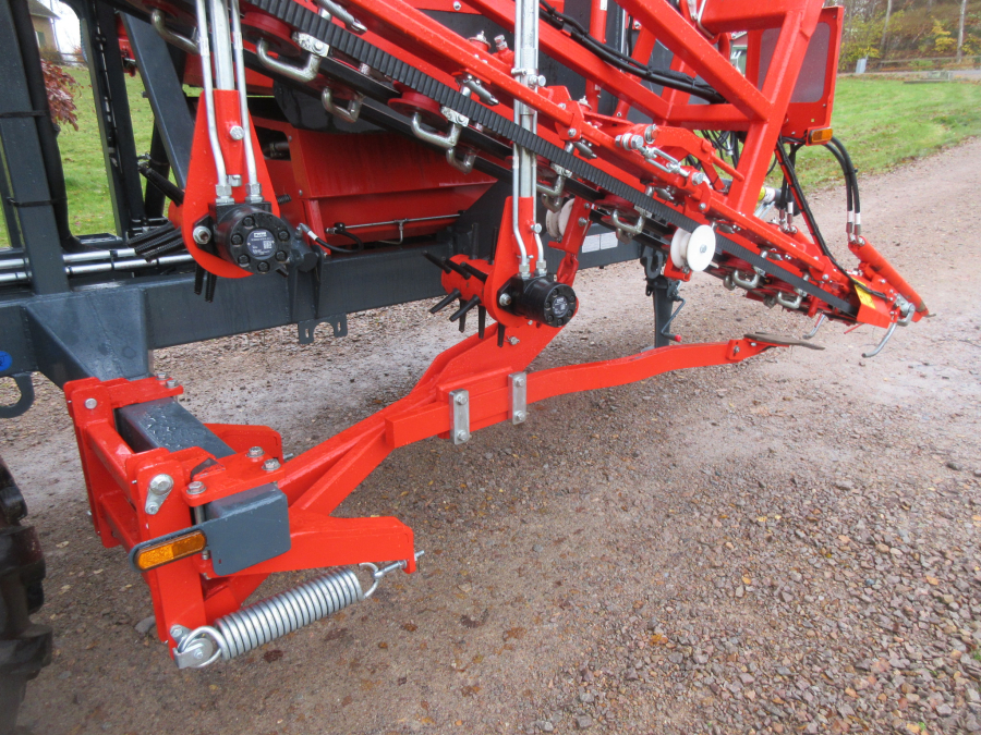 5896 Dewulf GBC carrot harvester with bunker